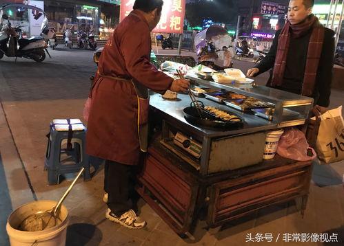 街头小吃摊,味蕾的诱惑，文化的交融